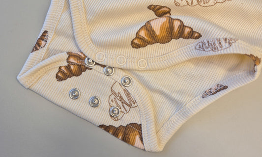 Flexible fit for your baby – VACVAC's bodystocking grows with your child